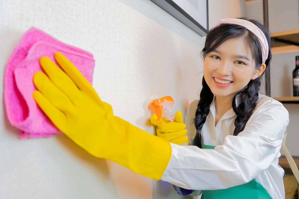 What is the cleaning method for walls